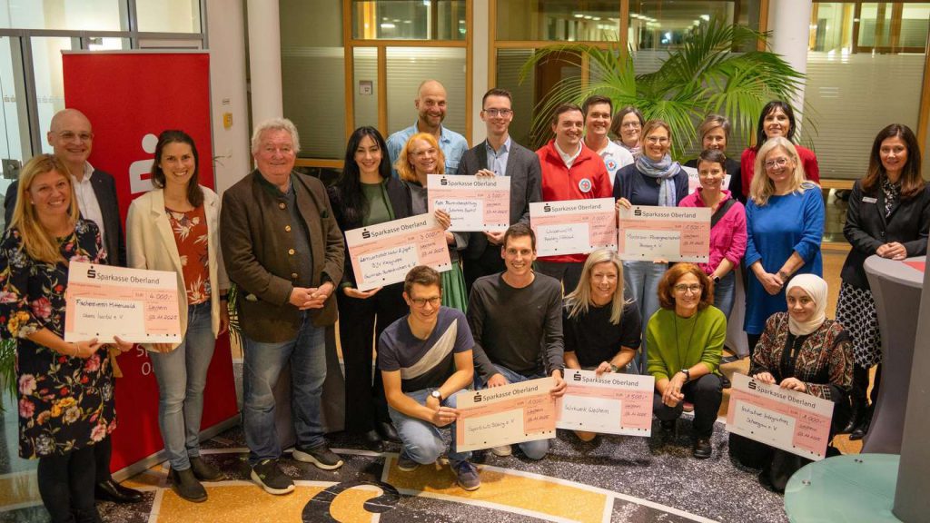 Urheber Merkur
https://www.merkur.de/lokales/schongau/kreisbote/sparkasse-oberland-praemiert-zehn-projekte-im-geschaeftsgebiet-94024539.html